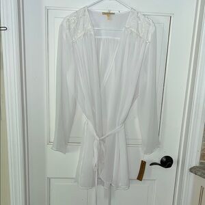 Elegant White Lace Trim Robe